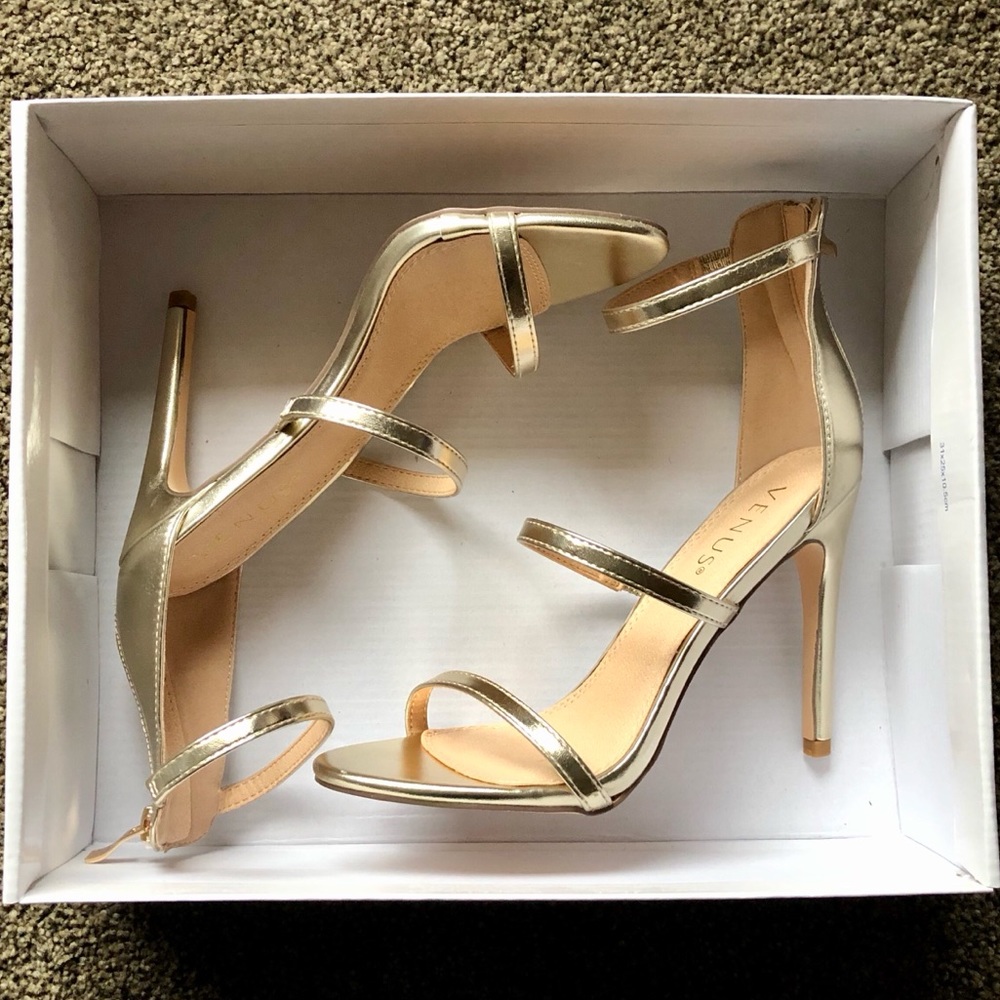 NEW Elegant gold heels